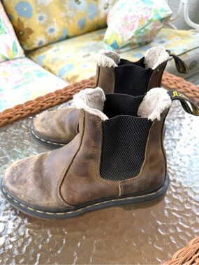 Dr. Martens 2976 Leonore Faux Fur Lined Chelsea Boots Women’s 6 Brown Leather